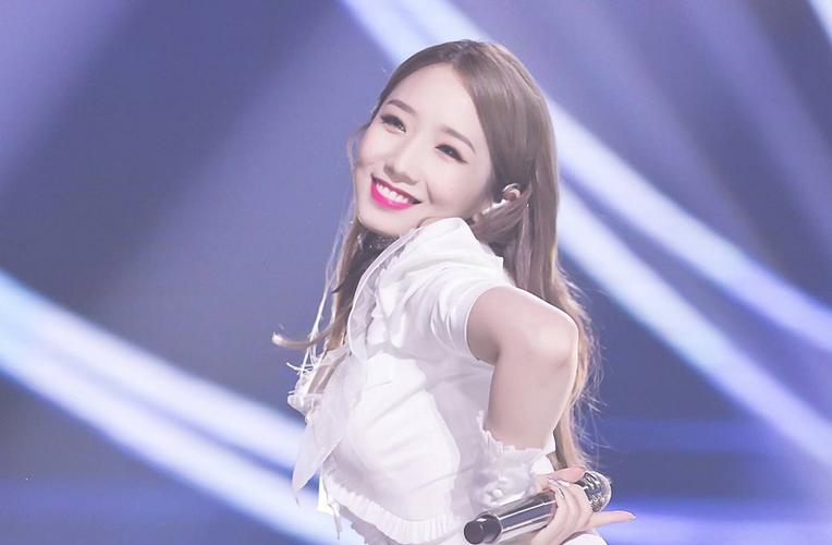 孟美岐牛奶照 牛奶浇孟美岐非常诱惑