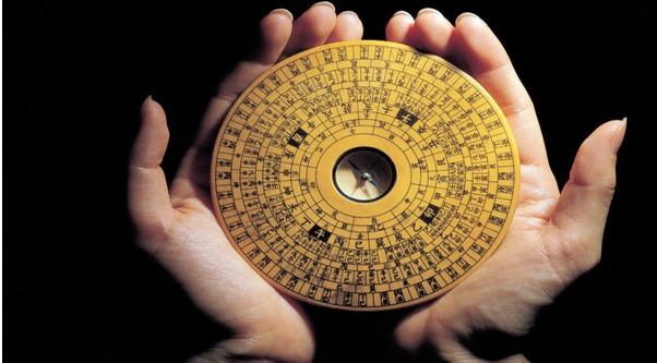 罗盘与碟仙的奇幻世界