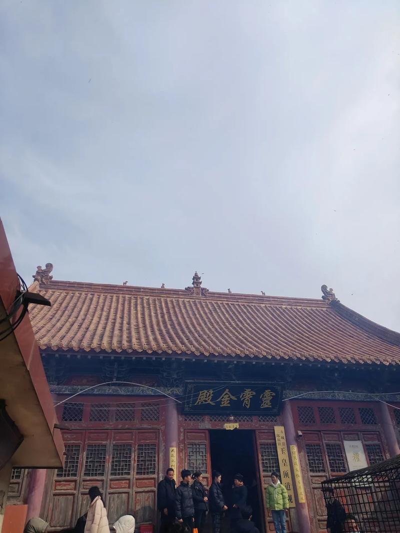 别墅大门外对着山风水